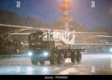 Minsk, Weißrussland - Juni 28, 2017: Flugzeug BELAR YS-EX entlang der Straße während der Ausbildung der Parade vor dem Tag der Unabhängigkeit von Belarus zu bewegen. Abends regnerisch Ti Stockfoto
