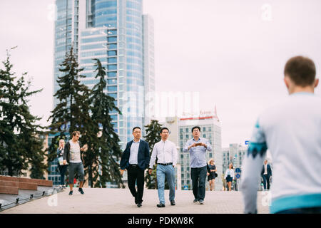 Minsk, Weißrussland - Juni 28, 2017: Chinesische Touristen zu Fuß auf der Straße in der Nemiga Bezirk im Sommer Tag. Stockfoto