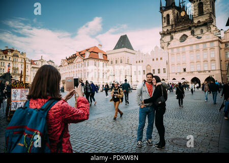 Prag, Tschechische Republik - 22. September 2017: Frau Fotos Touristen auf dem Smartphone in der Nähe der Kirche der Muttergottes vor dem Tyn in Old Town Square. Stockfoto