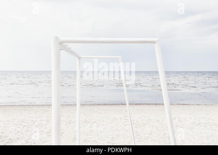 Weiße Rahmen leer Net für Beach Soccer auf einem hellen Sandstränden der Ostsee Skyline. Jurmala, Lettland Stockfoto