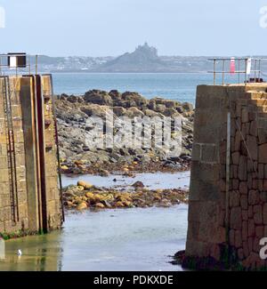 Hafen Eingang zu dem Fischerdorf Mousehole, Cornwall, England, Großbritannien Stockfoto