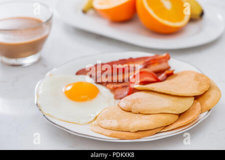 Gesundes Amerikanisches Frühstück mit Eiern, Speck und Pfannkuchen Stockfoto