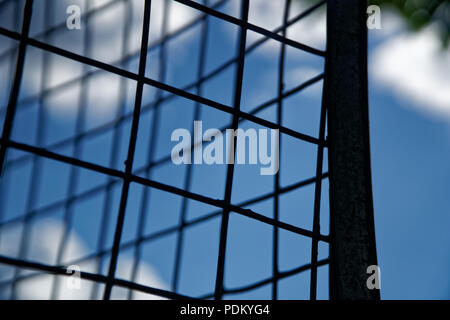 Mesh-Box gegen den blauen Himmel, Konzept Hintergrund. Stockfoto