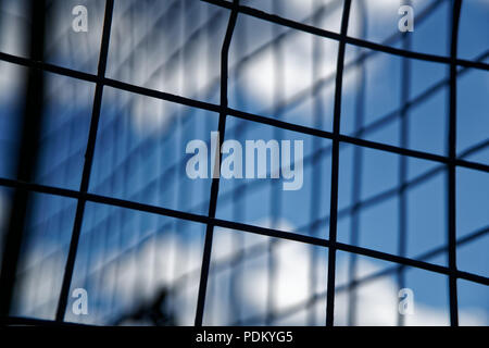 Mesh-Box gegen den blauen Himmel, Konzept Hintergrund. Stockfoto