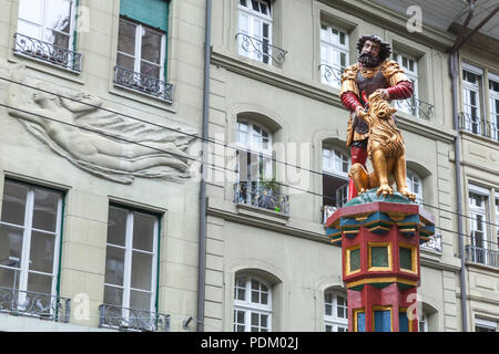 Simsonbrunnen oder Samson-brunnen stellt die biblische Geschichte von Samson das Töten eines Löwen. Bern, Schweiz. Der Brunnen, 1544 erbaut von Hans Gieng Stockfoto