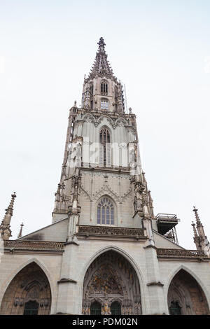 Berner Münster Fassade. Es ist ein Schweizer reformierten Kathedrale in der Altstadt von Bern, Schweiz. Im gotischen Stil erbaut, der Bau begann im 14. Stockfoto