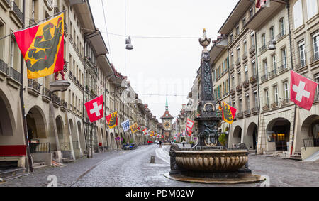 Blick auf die Straße von kramgasse oder Lebensmittelgeschäft Gasse. Es ist eine der wichtigsten Straßen in der Altstadt von Bern, Schweiz Stockfoto