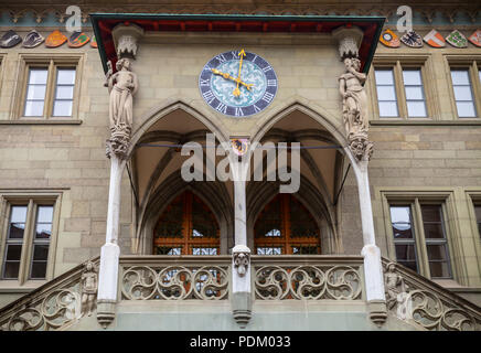 Berner Rathaus. Eingang zum Rathaus mit Wappen und antiken Uhr. Schweiz Stockfoto