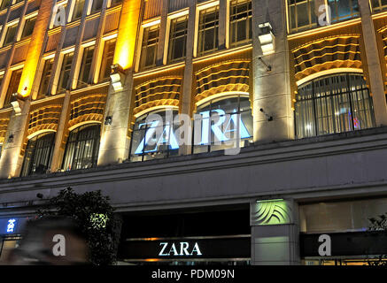 Mosaik Mall mit Zara Boutique, Shanghai, China Stockfoto