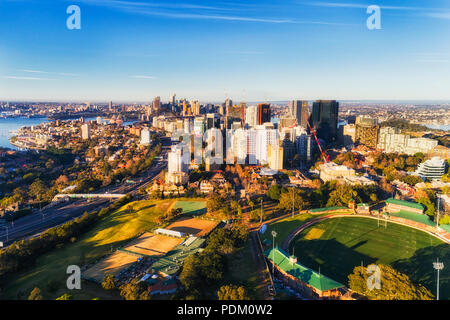 North Sydney vom St. Leonards Park und Oval zu entfernten Innenstadt über Sydney Hafen an einem sonnigen Morgen unter blauem Himmel - Luftbild Ansicht. Stockfoto