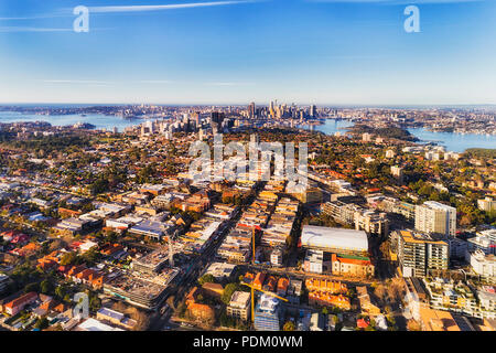 Lokale Wohngebiet Vorstadt in der inneren Stadt Sydney am Ufer des Hafens von Sydney gesehen von oben in der Luft an einem sonnigen Tag mit CBD Wahrzeichen. Stockfoto