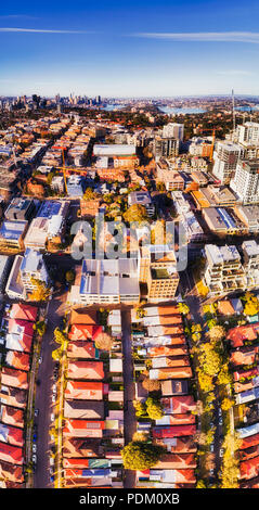 Lokale Vorort auf Sydneys unteren North shore bis in die Innenstadt von Sydney Harbour in evevated Antenne vertikale Panorama. Stockfoto