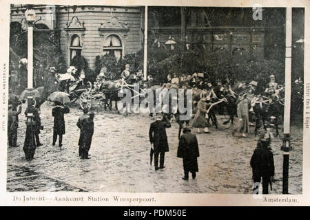 376 Weesperplein met het Weesperpoortstation, Intocht Koningin Wilhelmina met Haar Mann Stockfoto