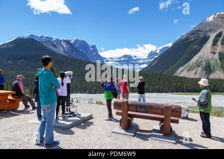 JASPER, KANADA - May 11, 2018: Touristen anzeigen Der Stutfield Gletscher auf dem Icefields Parkway in den kanadischen Rockies. Der Gletscher fließt Südosten fr Stockfoto