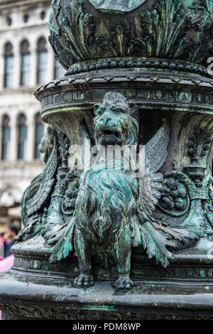 Bronze Sockel einer Flagge Personal konzipiert von Alessandro Leopardi mit geflügelten Löwen Stockfoto