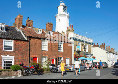 Zeitraum Cottages, Sole Bay Inn und Leuchtturm, Osten Grün, Southwold, Suffolk, England, Vereinigtes Königreich Stockfoto