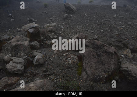 Dunkler Erde und Felsen der Vulkan Tajumulco, Guatemala. Stockfoto