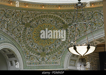 1897 als die erste öffentliche Bibliothek eröffnet, die Chicago Cultural Center Bradley Hall verfügt über ein elegantes Marmor Mosaik und größten Tiffany Glas Kuppel Stockfoto