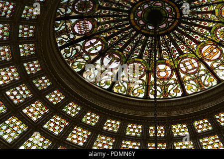 1897 als die erste öffentliche Bibliothek eröffnet, die Chicago Cultural Center Bradley Hall verfügt über ein elegantes Marmor Mosaik und größten Tiffany Glas Kuppel Stockfoto