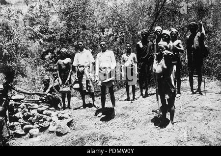 223 Männer gehen zum Sägewerk in den Wald das Bauholz für Th zu bringen... - Collectie stichting Nationaal Museum van Wereldculturen-TM -60035410 Stockfoto