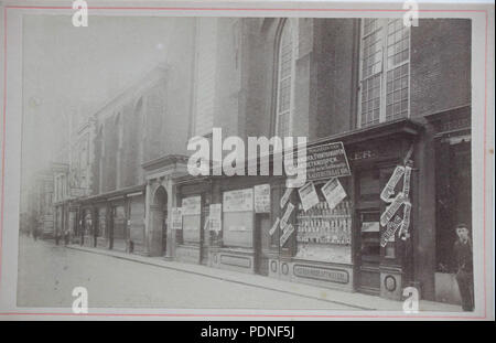 177 Kalverstraat, Gezicht op de Winkels aan de Voet van de Nieuwezijds Kapel (de'kastjes'), Kort voor de afbraak 1908 Stockfoto