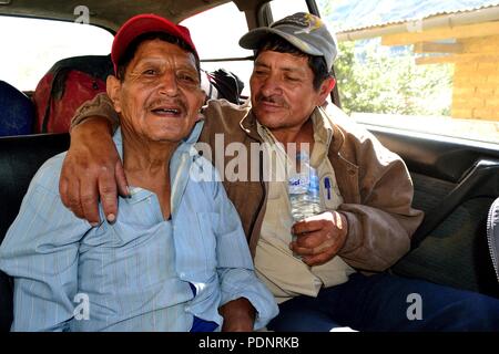 Trinken Zuckerrohr Schnaps in Huachumo-EL CARMEN DE LA FRONTERA - Ecuador border-Huancabamba. Abteilung von Piura. PERU Stockfoto