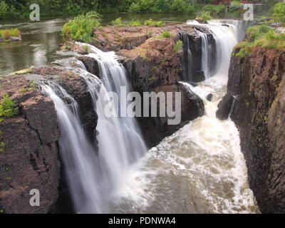 Der Great Falls in Paterson, NJ nach starken Regenfällen Erhöhung des Flusses. Stockfoto