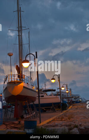 Segelboote gespeichert an der Marina in Latchi, Cypress Stockfoto