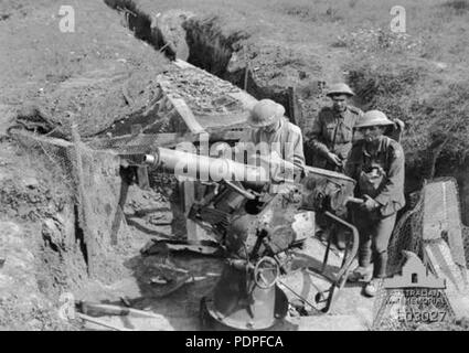 18 Australier mit erfassten deutschen pom-pom Somme 16-08-1916 AWM E 03027 Stockfoto