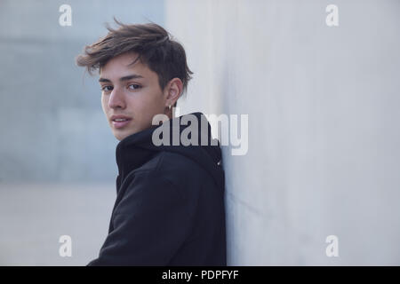 Hübscher junger eleganter Mann Stockfoto