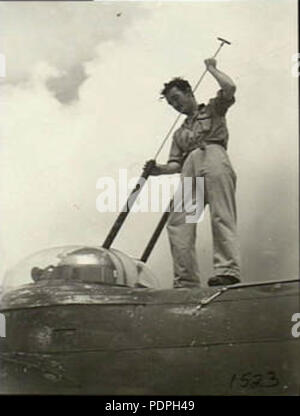 34 Reinigung Gewehren auf 22 Squadron RAAF Boston New Guinea 1944 AWM OG 1523. Stockfoto