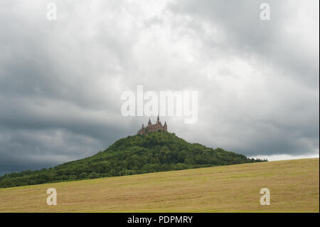 06.06.2017, Hechingen, Baden-Württemberg, Deutschland, Europa - Blick auf die Burg Hohenzollern, die auf der Hohenzollern Berg gelegen ist. Stockfoto