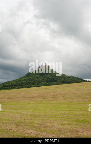 06.06.2017, Hechingen, Baden-Württemberg, Deutschland, Europa - Blick auf die Burg Hohenzollern, die auf der Hohenzollern Berg gelegen ist. Stockfoto