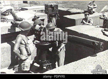 37 Crew mit 9,5 cm Flak Entfernungsmesser Lytton 016 Nov 1943 AWM 060059 Stockfoto
