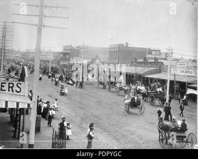 37 Masse beobachten Parade in der Hannan Street, Darwin, 1901 Stockfoto