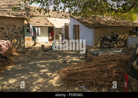 Eine junge womann Geschirr in einem typischen Dorf irgendwo in den ländlichen indischen Bundesstaat Gujarat im Westen Indiens Stockfoto