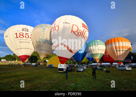 Luftballons während einer Masse Halteband Flug aufblasen nach schlechtem Wetter verhindert das Fliegen an der Bristol International Balloon Fiesta im Ashton Hof Immobilien in Bristol. Stockfoto