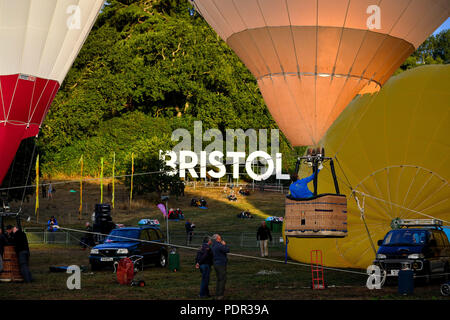 Ballon Piloten brennen während einer Masse Halteband Flug nach schlechtem Wetter verhindert das Fliegen an der Bristol International Balloon Fiesta im Ashton Hof Immobilien in Bristol. Stockfoto