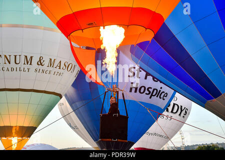 Ballon Piloten brennen während einer Masse Halteband Flug nach schlechtem Wetter verhindert das Fliegen an der Bristol International Balloon Fiesta im Ashton Hof Immobilien in Bristol. Stockfoto