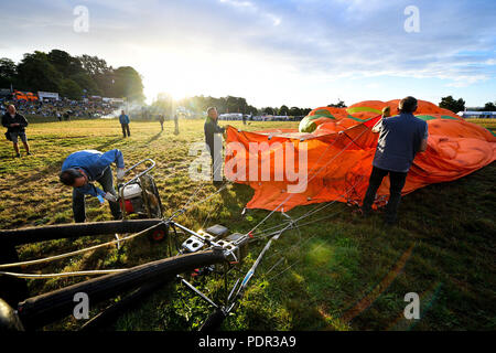 Ballon Besatzungen für eine Masse Halteband Flug aufblasen nach schlechtem Wetter verhindert das Fliegen an der Bristol International Balloon Fiesta im Ashton Hof Immobilien in Bristol. Stockfoto