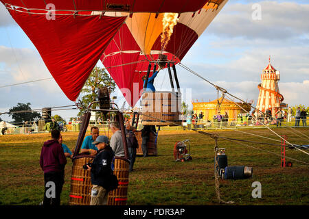 Ballon Piloten brennen während einer Masse Halteband Flug nach schlechtem Wetter verhindert das Fliegen an der Bristol International Balloon Fiesta im Ashton Hof Immobilien in Bristol. Stockfoto