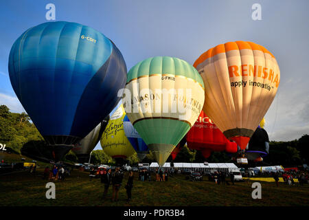 Luftballons während einer Masse Halteband Flug aufblasen nach schlechtem Wetter verhindert das Fliegen an der Bristol International Balloon Fiesta im Ashton Hof Immobilien in Bristol. Stockfoto