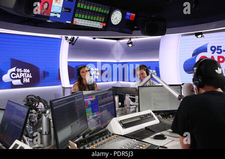 Dani Dyer, Gewinner von Love Island 2018, moderiert gemeinsam mit Roman Kemp (rechts) und Sonny Jay (Mitte) das Capital Breakfast bei Capital Radio in London. Nachdem sie am Dienstag als Gastgeberin bei Roman im Capital Studio einen großen Hit bei den Capital-Zuhörern gezeigt hatte, kehrte Dani heute Morgen zurück, um die Nummer 1 der kommerziellen Frühstücksshow in London zu moderiert. Stockfoto