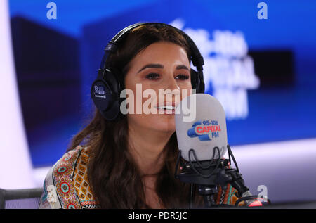 Love Island 2018 Gewinner Dani Dyer Co-Hosting Capital Breakfast mit Roman Kemp bei Capital Radio in London. Nachdem sie am Dienstag als Gastgeberin bei Roman im Capital Studio einen großen Hit bei den Capital-Zuhörern gezeigt hatte, kehrte Dani heute Morgen zurück, um die Nummer 1 der kommerziellen Frühstücksshow in London zu moderiert. Stockfoto