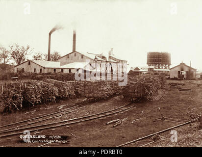 105 Queensland State Archive 2207 Isis Zentrale Sugar Mill mit Zuckerrohr und canetrucks, 17. September 1896 Stockfoto