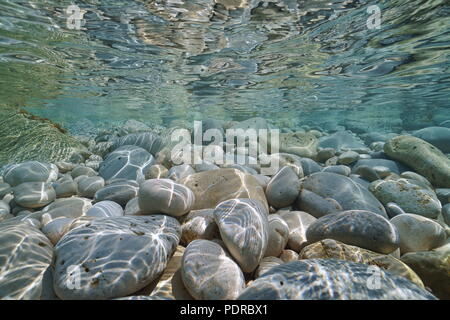 Steine und Felsen unterhalb der Wasseroberfläche im flachen Wasser im Mittelmeer, Unterwasser Szene, Javea, Alicante, Valencia, Spanien Stockfoto