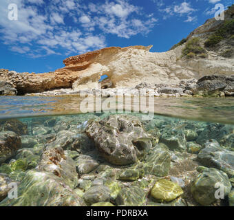 Felsformation an der Küste mit Fisch und Felsen unter Wasser, geteilte Ansicht oberhalb und unterhalb der Wasseroberfläche, Mittelmeer, Javea, Costa Blanca, Spanien Stockfoto