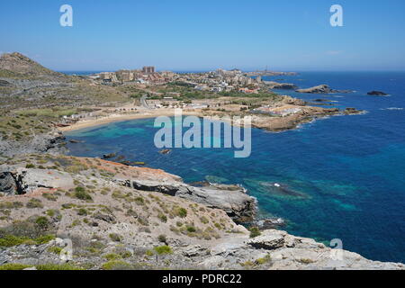 Spanien Küstenlandschaft, felsige Küste mit Sandstrand in der Stadt am Meer Cabo de Palos, Cartagena, Murcia, Mittelmeer Stockfoto