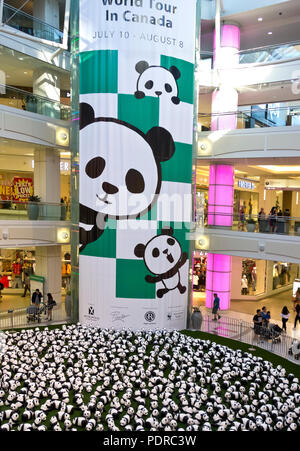 888 Papiermache-Pandas im Einkaufszentrum Metrotown im Rahmen der Pandas World Tour in Burnaby, British Columbia, Kanada ausgestellt Stockfoto