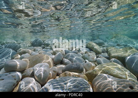 Unterwasser Steine und Felsen unterhalb der Wasseroberfläche am Meer, Mittelmeer, Costa Blanca, Javea, Alicante, Valencia, Spanien Stockfoto